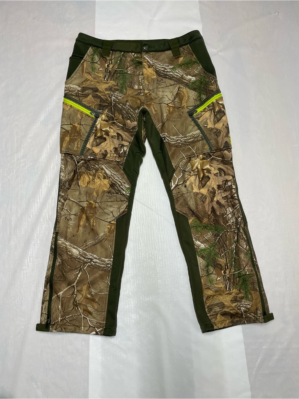 Under Armour Men Realtree Camo Pants with Olive Panels and Yellow Zippers Sz:34
